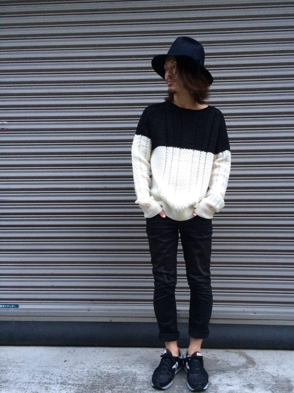 「黒縁メガネ、ゴールドアクセ、LHP名古屋」｜「L.H.PのLHP/エルエイチピー/THE DAY/ザ・デイ/Cable　Knit（ニット/セーター、ホワイト系）」を使った、kazuya muraiさん（メンズ・170cm）の秋コーディネートの1枚目の写真