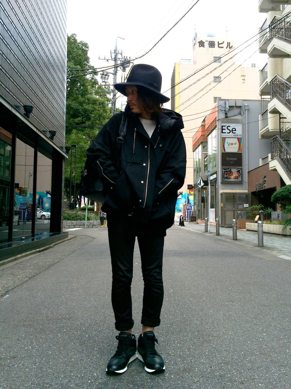 「ブラック×ホワイト、Alexander Wang、LHP名古屋、LHP」｜「MCMのMCM/エムシーエム/BackPack　Medium　（バックパック/リュック、ブラック系）」を使った、kazuya muraiさん（メンズ・170cm）の秋コーディネートの1枚目の写真