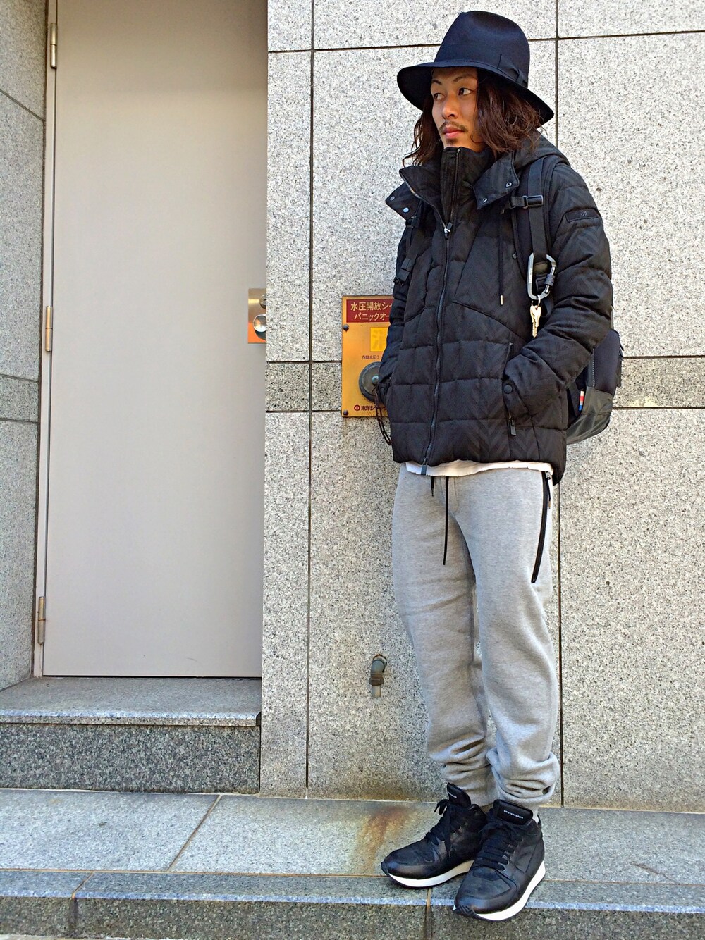 「黒ハット、ダウン、ダウンベスト、TATRAS、soe、KRIS VAN ASSCHE、Alexander Wang」｜「TATRASのLHP/エルエイチピー/TATRAS/タトラス/別注Herringbone　Down Jacket（ダウンジャケット/コート、ブラック系）」を使った、kazuya muraiさん（メンズ・170cm）の秋コーディネートの1枚目の写真