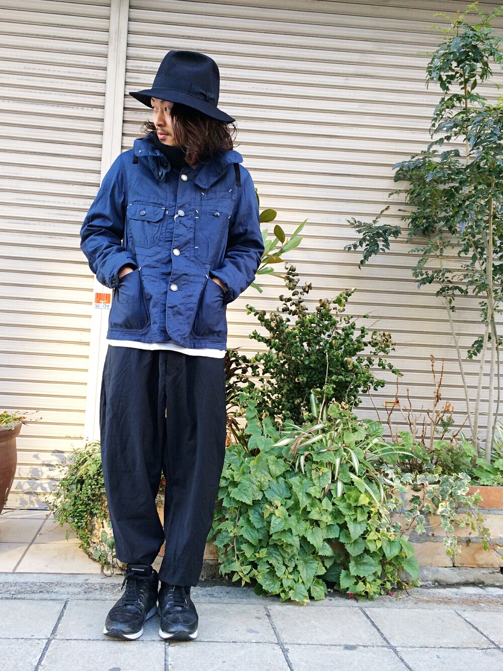 「ENGINEERED GARMENTS、丸メガネ、ウールシャツ、マウンテンパーカー、LHP名古屋」｜「alexanderwangのLHP/エルエイチピー/AlexanderWang/アレキサンダーワン/PimaCotton Jersey T-Shirts（Tシャツ/カットソー、ブルー系）」を使った、kazuya muraiさん（メンズ・170cm）の冬コーディネートの1枚目の写真