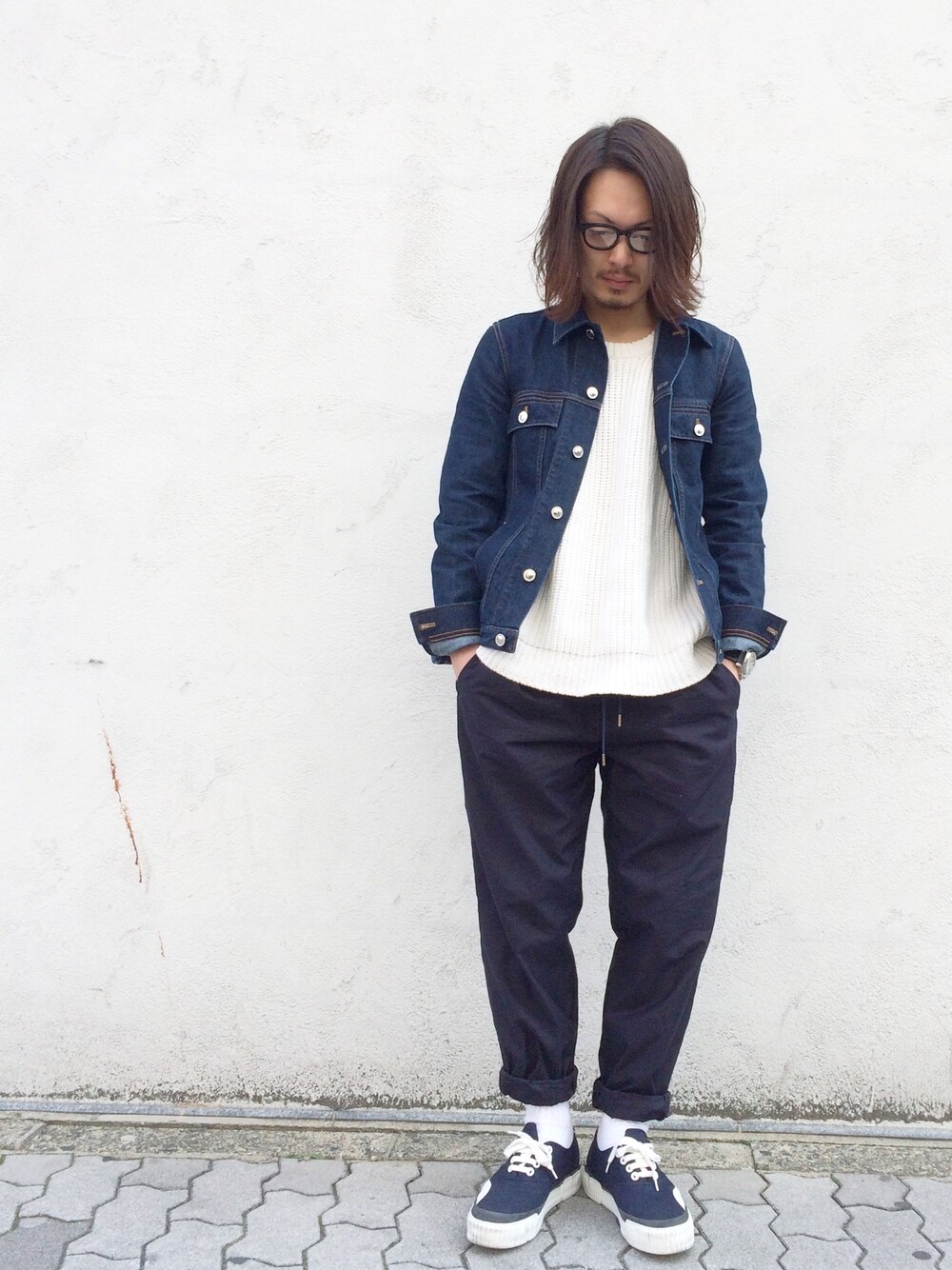 「クロップドパンツ、デニムシャツ、黒縁メガネ、スニーカー、KRIS VAN ASSCHE、Julien david、LHP名古屋」｜「A.D.S.R.のLHP/エルエイチピー/ADSR/エーディーエスアール/MAY（サングラス、ブラック系）」を使った、kazuya muraiさん（メンズ・170cm）の春コーディネートの1枚目の写真