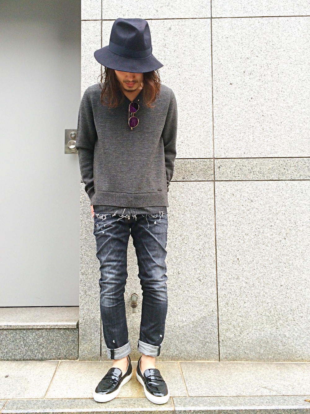 「シンプルコーデ、スニーカー、ブラック、デニム、黒、DSQUARED2、LHP名古屋」｜「DSQUARED2のアイテム（ニット/セーター、グレー系）」を使った、kazuya muraiさん（メンズ・170cm）の夏コーディネートの1枚目の写真