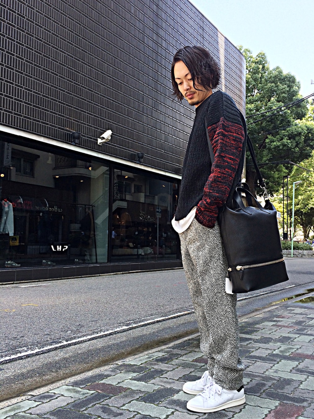 「ロールアップ、Tシャツ、秋服、ゆるコーデ、赤、UMIT BENAN、MARNI、LHP名古屋」｜「umit benanのアイテム（その他パンツ、グレー系）」を使った、kazuya muraiさん（メンズ・168cm）の秋コーディネートの1枚目の写真