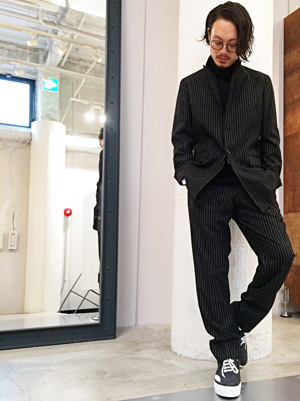 「秋コーデ、シンプル、ブラック、雨の日コーデ、モノトーン、ニット、めがね、soe、Julien david、LHP名古屋」｜「soeのアイテム（スラックス、ブラック系）」を使った、kazuya muraiさん（メンズ・168cm）の秋コーディネートの1枚目の写真