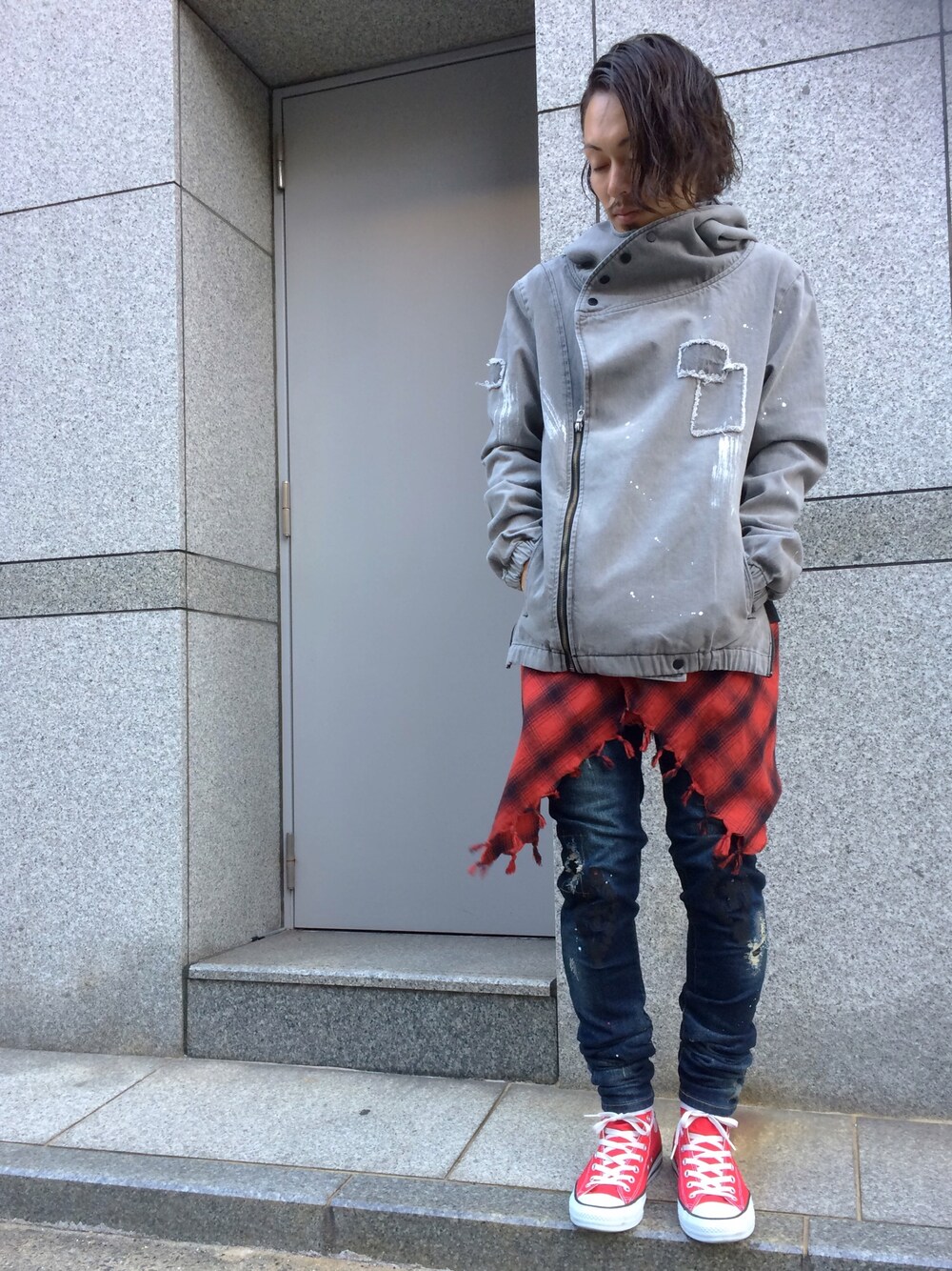 「デニム、レイヤードスタイル、コンバース、LHP名古屋、秋服、ラフ、ダメージデニムパンツ」｜「DANKE SCHONのDankeSchon/ダンケシェーン/Native Skinny Denim（デニムパンツ、ブルー系）」を使った、kazuya muraiさん（メンズ・168cm）の秋コーディネートの1枚目の写真