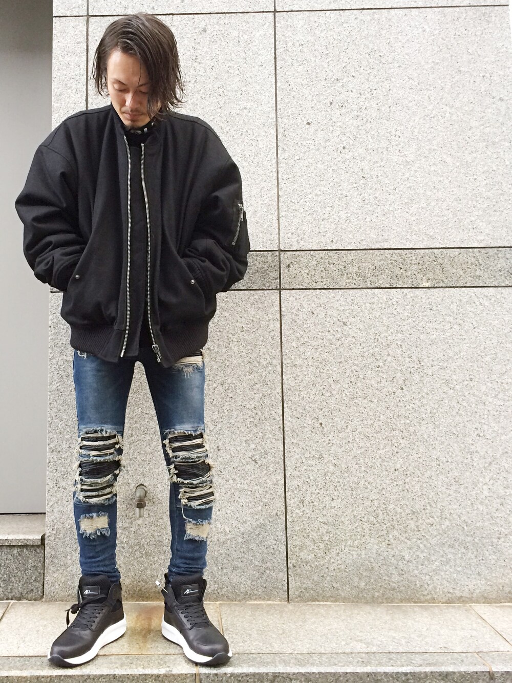 「ブラック、雨の日コーデ、冬のコーデ、スターウォーズ、モノトーンコーデ、Danke schon、LHP名古屋」｜「WHITELANDのWhiteLandBlackBurn/ホワイトランドブラックバーン/Melton Big MA-1（MA-1、ブラック系）」を使った、kazuya muraiさん（メンズ・168cm）の冬コーディネートの1枚目の写真