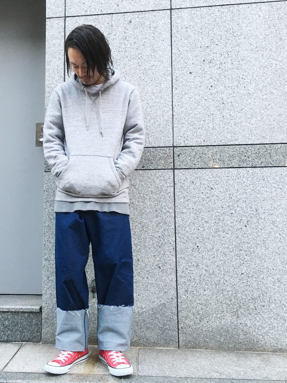 「冬コーデ、寒い、レイヤードスタイル、ワントーンコーデ、sulvam、LHP名古屋、パーカー」｜「L.H.PのLHP women/SIDE ZIP PULL PARKA(DT-151-13-007)（パーカー、グレー系）」を使った、kazuya muraiさん（メンズ・168cm）の冬コーディネートの1枚目の写真