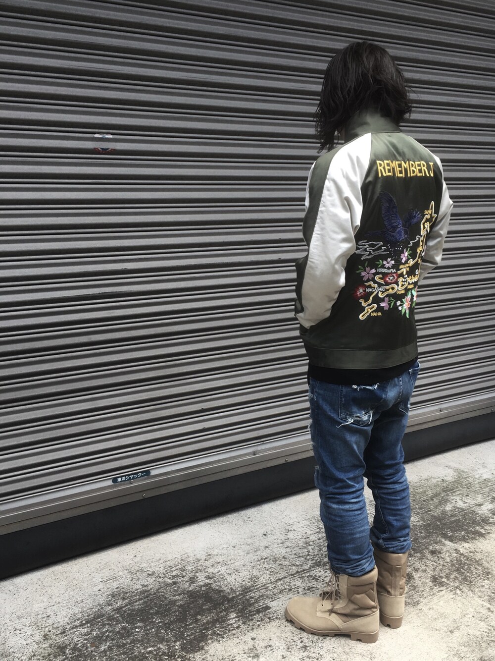 「シンプルコーデ、大人カジュアル、雨の日コーデ、休日スタイル、デニムパンツ、スカジャン、blackmeans」｜「blackmeansのアイテム（ジャケット/アウター、グリーン系）」を使った、kazuya muraiさん（メンズ・168cm）の冬コーディネートの1枚目の写真