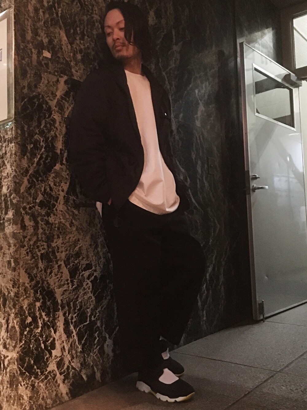 「カジュアルコーデ、オトナカジュアル、休日スタイル、春、シンプルコーデ、白、ホワイト、MARNI、Alexander Wang、LHP名古屋」｜「MARNIのアイテム（スラックス、ブルー系）」を使った、kazuya muraiさん（メンズ・168cm）の冬コーディネートの1枚目の写真