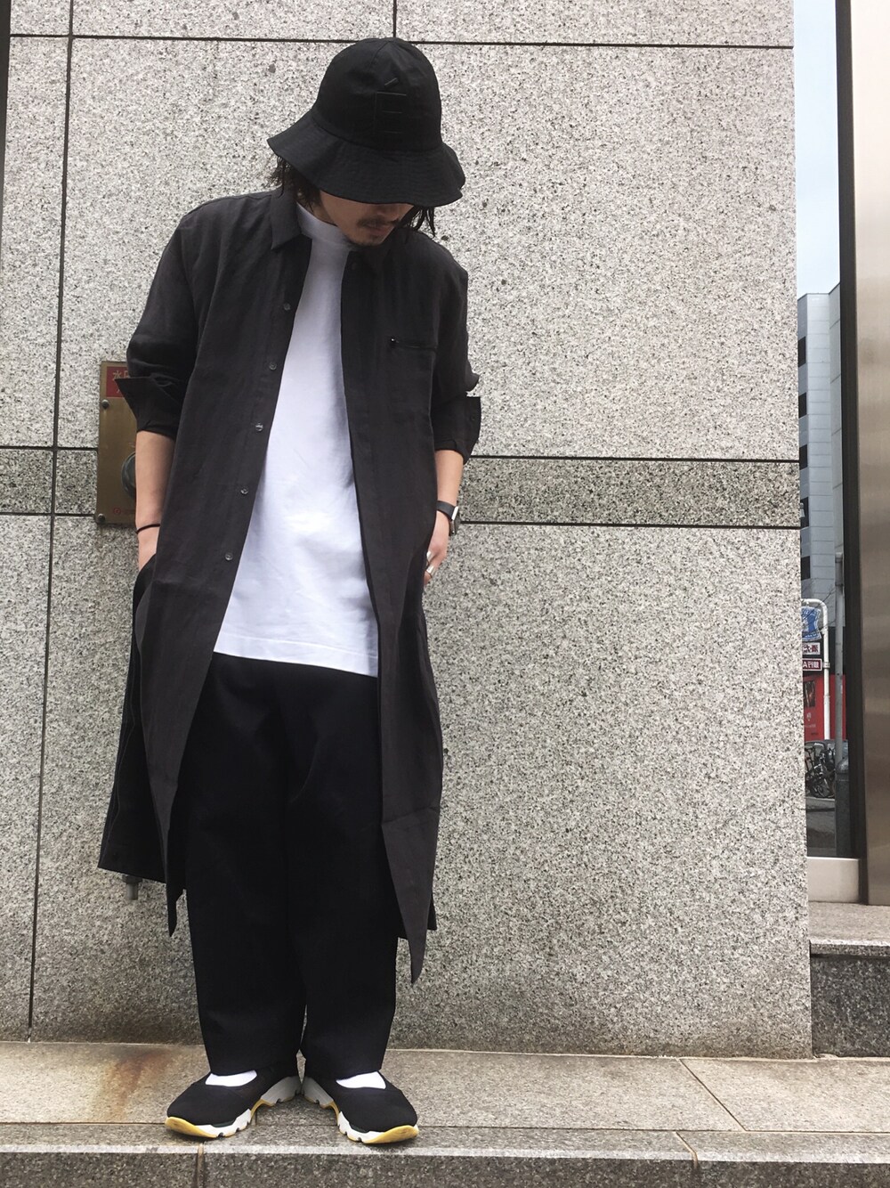 「Etudes Studio、春コーデ、カジュアル、ストリート、ハット、MARNI、ワントーンコーデ、LHP名古屋」｜「MARNIのアイテム（パンツ、ブラック系）」を使った、kazuya muraiさん（メンズ・168cm）の春コーディネートの1枚目の写真