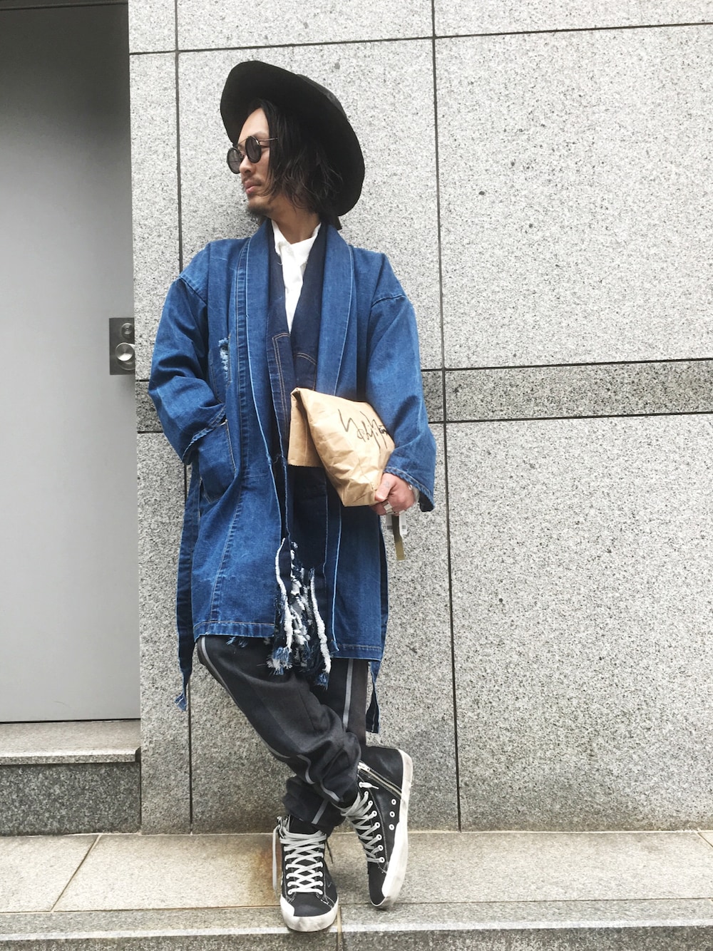「黒、シャツスタイル、スニーカー、モード、GOLDENGOOSE、LHP名古屋、デニム、大人カジュアル」｜「Yohji Yamamotoのアイテム（バッグ、ベージュ系）」を使った、kazuya muraiさん（メンズ・168cm）の春コーディネートの1枚目の写真