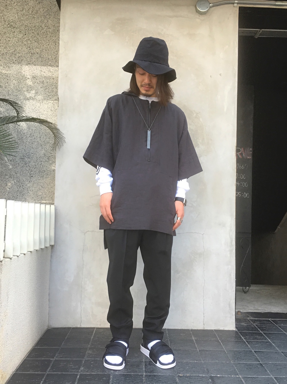 「大人カジュアル、ゆるコーデ、ブラック、ビッグT、adidas、Etudes Studio、Maison Margiela、スラックス、LHP名古屋」｜「adidasのオリジナルス アディレッタ [ADILETTE SANDAL W]（サンダル、ブラック系）」を使った、kazuya muraiさん（メンズ・168cm）の春コーディネートの1枚目の写真