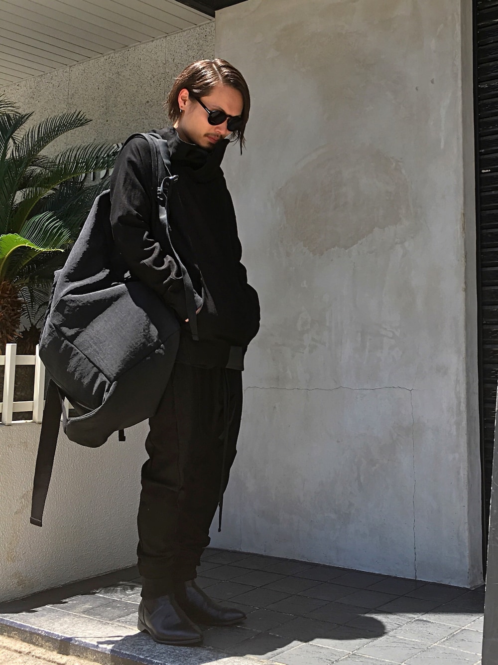 「モード、JULIUS、GIVENCHY、TOMWOOD、丸メガネ、ブーツ、モードストリート、LHP名古屋」｜「JULIUSのアイテム（ブーツ、ブラック系）」を使った、kazuya muraiさん（メンズ・168cm）の夏コーディネートの1枚目の写真