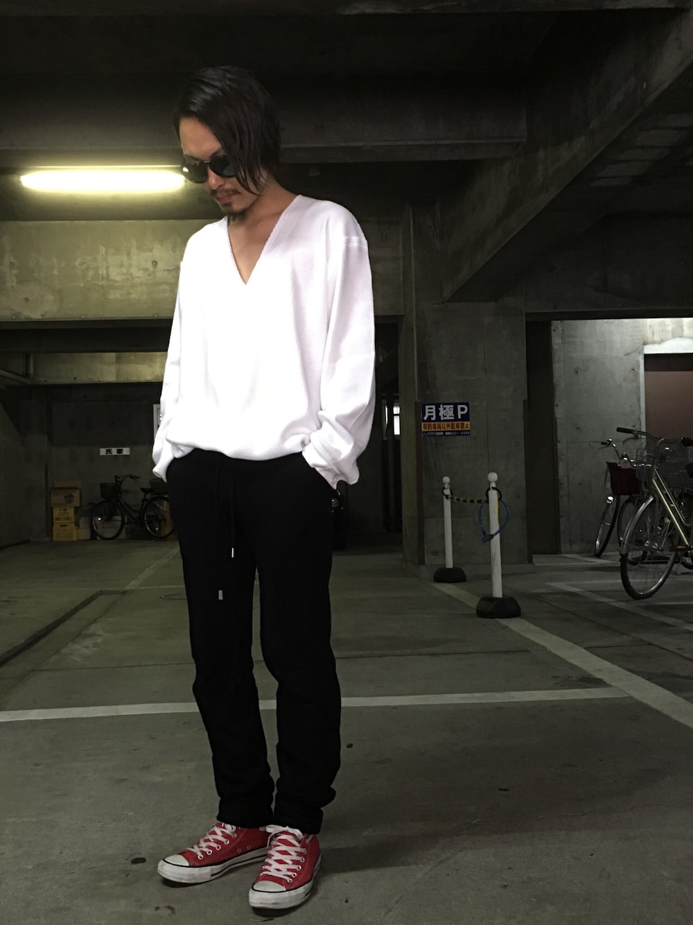 「シンプルコーデ、きれいめカジュアル、スニーカー、sulvam、TAKAHIROMIYASHITA The SoloIst. 、converse、タックイン、大人モード、LHP名古屋」｜「TAKAHIROMIYASHITATheSoloIst.のアイテム（その他パンツ、ブラック系）」を使った、kazuya muraiさん（メンズ・168cm）の夏コーディネートの1枚目の写真