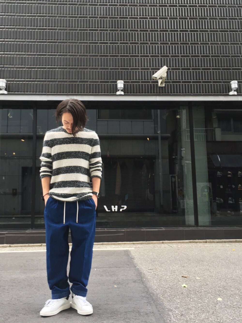 「シンプル、休日スタイル、ニット、デニム、UMIT BENAN、GOLDEN GOOSE、Japan、名古屋、LHP名古屋、LHP」｜「GOLDEN GOOSEのアイテム（スニーカー、ホワイト系）」を使った、kazuya muraiさん（メンズ・168cm）の秋コーディネートの1枚目の写真