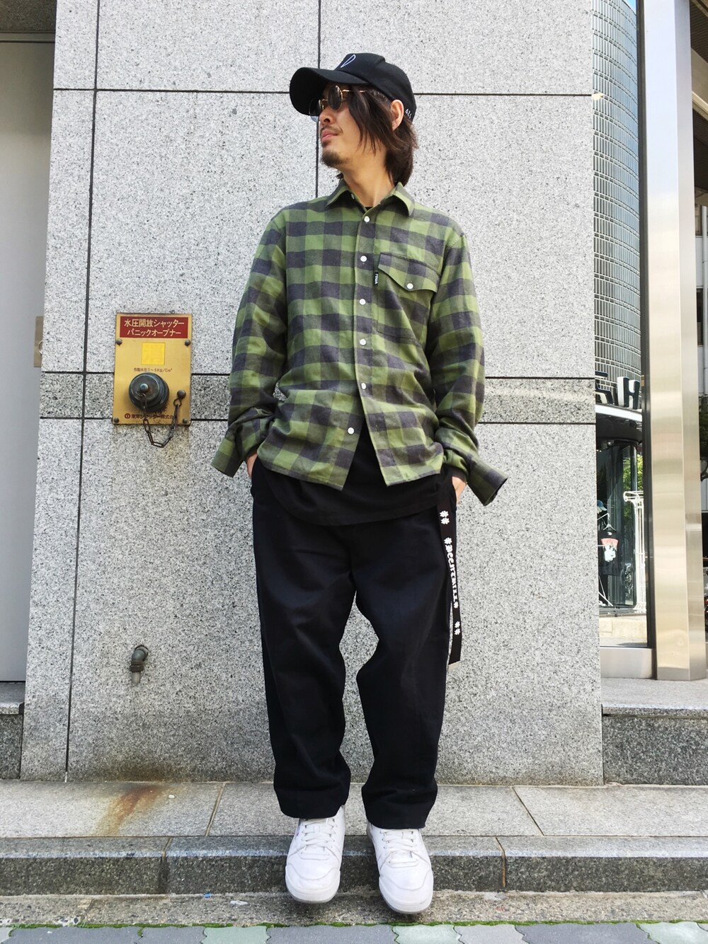 ホワイト系のスニーカー、ブルー系のその他パンツ、グリーン系のシャツ/ブラウスを着用したメンズの秋コーディネートの1枚目の写真