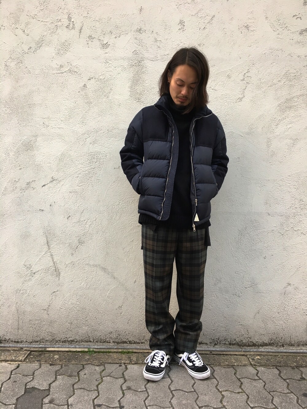 「オトナカジュアル、シンプルコーデ、秋冬、MONCLER、タートルネック、MONCLER GAMME BLEU、off white、LHP名古屋、LHP」｜「MONCLERのアイテム（ダウンジャケット/コート、ブルー系）」を使った、kazuya muraiさん（メンズ・168cm）の秋コーディネートの1枚目の写真