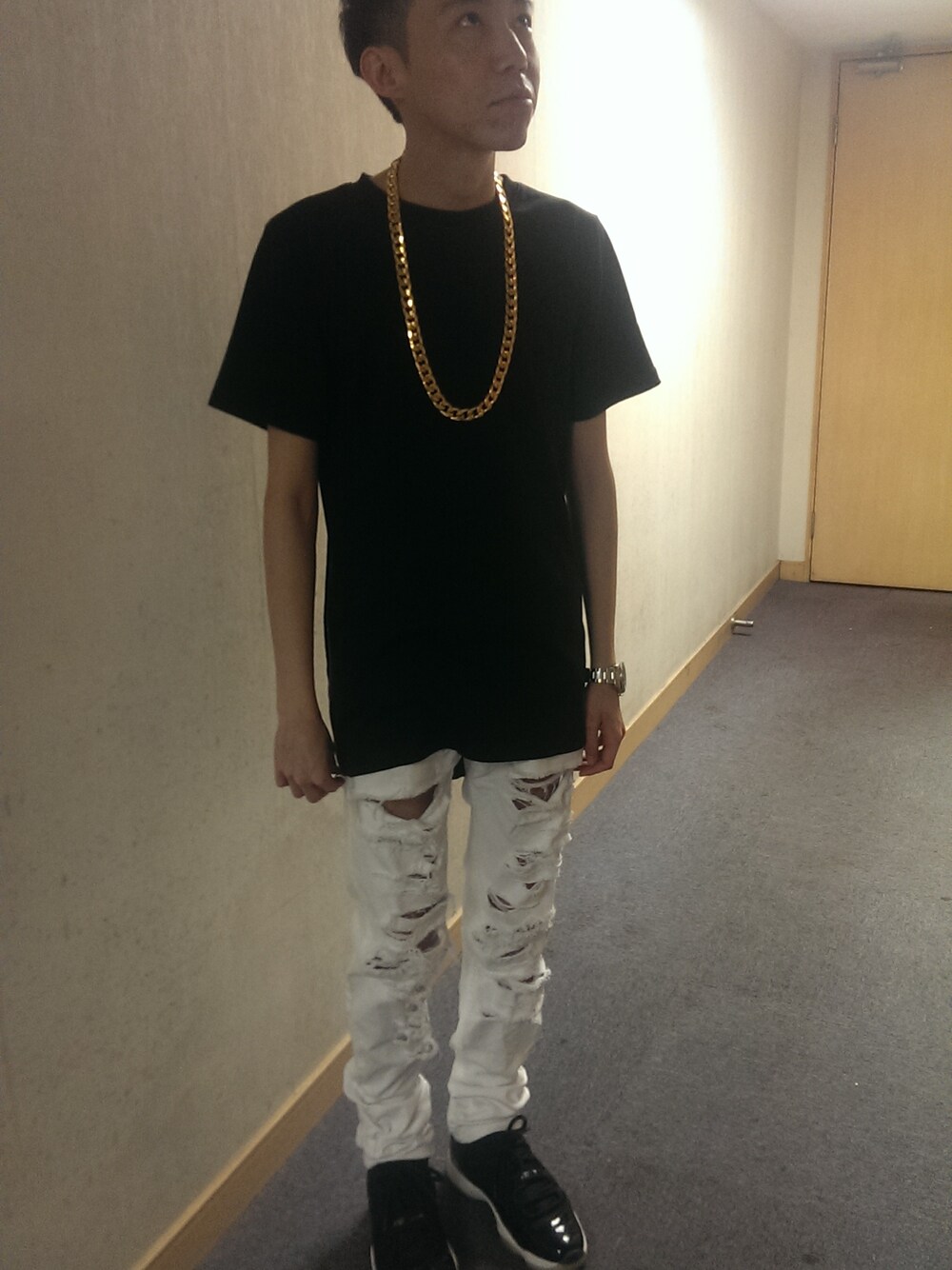 「AIR JORDAN、ZARA MAN、taeyang、g dragon」｜「ZARA BASICのtaeyang style（Tシャツ/カットソー、ブラック系）」を使った、hugobeさん（メンズ・203cm）の夏コーディネートの1枚目の写真