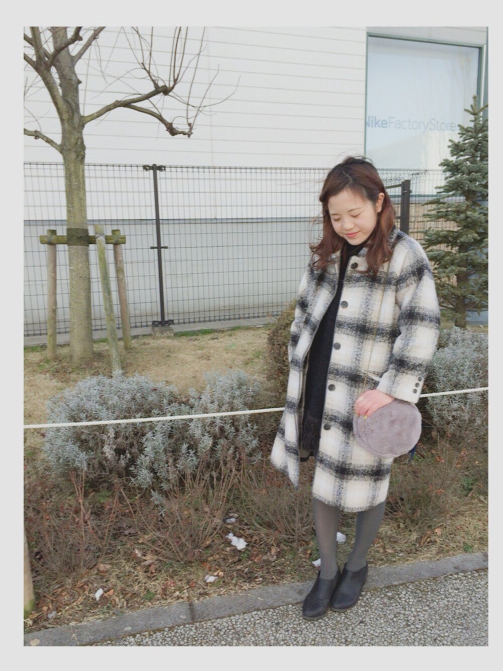 ブラック系のジャケット/アウター、ブラック系のワンピース、ブラック系のブーツを着用したレディースの冬コーディネートの1枚目の写真