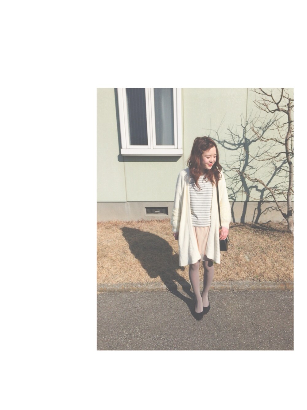 グレー系のカーディガン/ボレロ、ピンク系のスカート、ホワイト系のカーディガン/ボレロを着用したレディースの春コーディネートの1枚目の写真