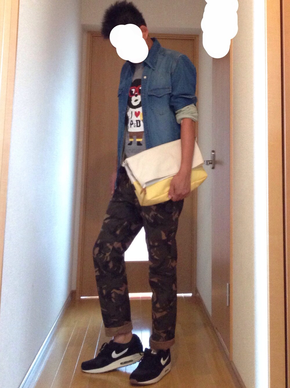 ブルー系のシャツ/ブラウス、その他のスラックス、イエロー系のショルダーバッグを着用したメンズの秋コーディネートの1枚目の写真