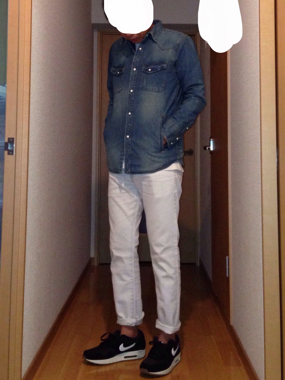 ホワイト系のデニムパンツ、ブルー系のダウンジャケット/コート、グリーン系の福袋/福箱を着用したメンズの秋コーディネートの1枚目の写真