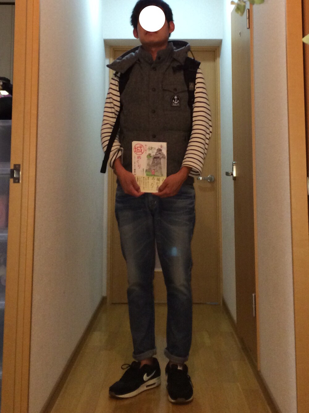 「WEAR BOOK CAFE、ダウンベスト、リュック、ジーンズ」｜「no brandのわくわく城めぐり（本、ホワイト系）」を使った、AK190さん（メンズ・168cm）の冬コーディネートの1枚目の写真