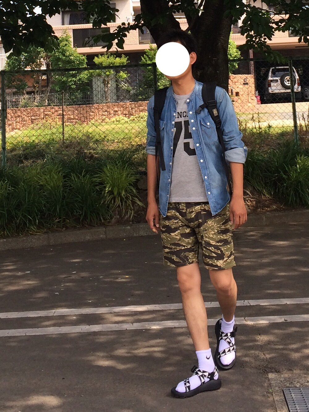 ブルー系のシャツ/ブラウス、ブラック系のサンダル、その他のその他パンツを着用したメンズの春コーディネートの1枚目の写真