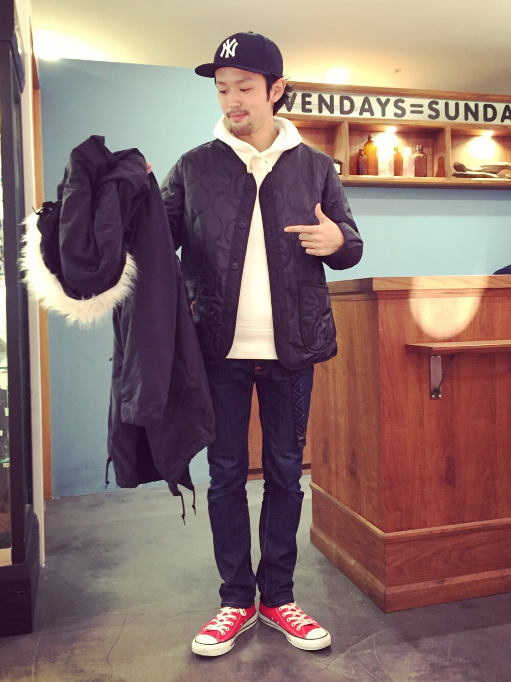 「SEVENDAYS＝SUNDAY、セブンデイズサンデイ、alpha、Nudie jeans、converse、パーカー」｜「SEVENDAYS=SUNDAYのＮＵＤＩＥ　１００２Ｔｈｉｎ　Ｆｉｎｎデニム（その他パンツ、ブルー系）」を使った、TAKAZUMI FUJISAKIさん（メンズ・168cm）の冬コーディネートの1枚目の写真