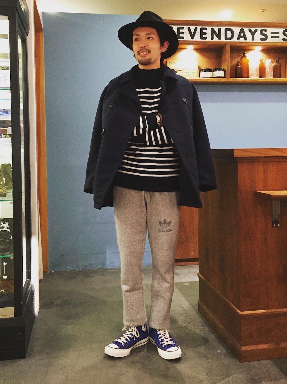 「SEVENDAYS＝SUNDAY、セブンデイズサンデイ、adidas、ボーダー、converse、CONVERSE ADDICT、blue」｜「SEVENDAYS=SUNDAYのａｄｉｄａｓ　ＳＰＯ　ＳＷＥＡＴパンツ（その他パンツ、グレー系）」を使った、TAKAZUMI FUJISAKIさん（メンズ・168cm）の冬コーディネートの1枚目の写真