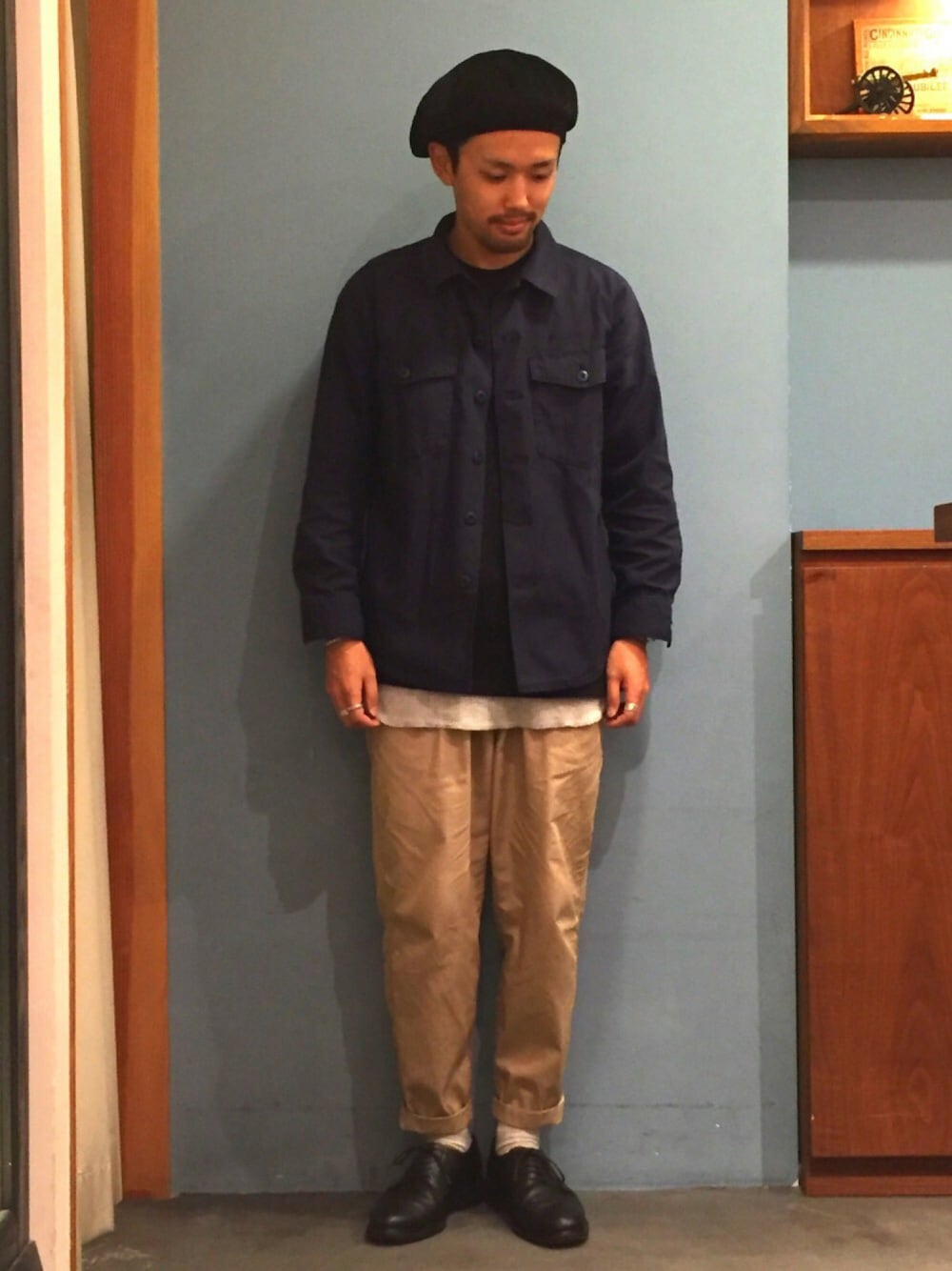 「SEVENDAYS＝SUNDAY、セブンデイズサンデイ、ミリタリーシャツ、ロングタンクトップ、JALAN SRIWIJAYA、ベレー帽、柏」｜「SEVENDAYS=SUNDAYのSUPERJOHNS タンクトップ付プルオーバー（Tシャツ/カットソー、ブラック系）」を使った、TAKAZUMI FUJISAKIさん（メンズ・168cm）の秋コーディネートの1枚目の写真