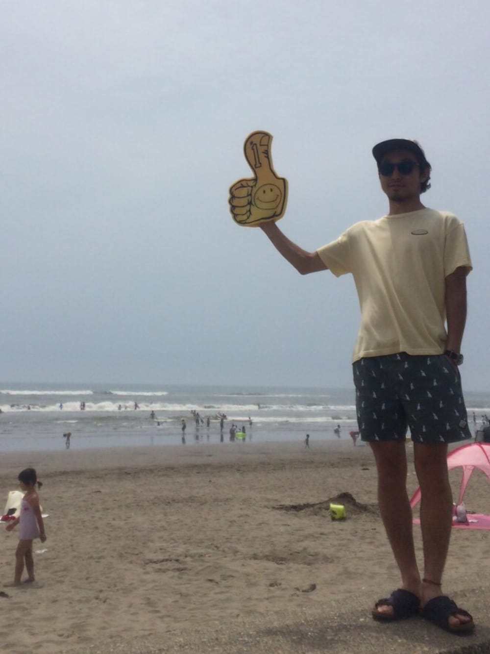 「海、サングラス、半袖、Tシャツ、ショートパンツ、夏コーデ、サンダル、vintage、patagonia、サーフィン」｜「JACKSON MATISSEのアイテム（その他、イエロー系）」を使った、Hiroki Koyamaさん（メンズ・168cm）の夏コーディネートの1枚目の写真