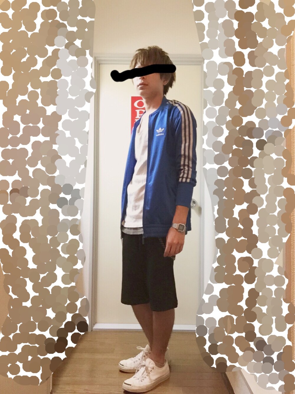 ブルー系のジャージ、ブラック系のスニーカー、シルバー系のアナログ腕時計を着用したメンズの春コーディネートの1枚目の写真