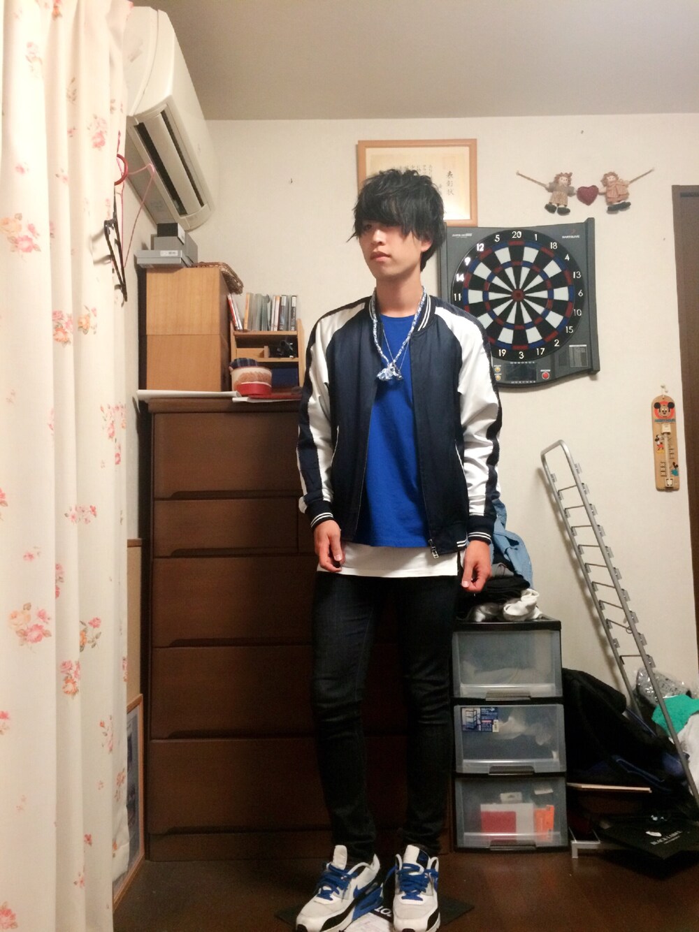 ブルー系のブルゾン、ブルー系のTシャツ/カットソー、ホワイト系のタンクトップを着用したメンズの春コーディネートの1枚目の写真