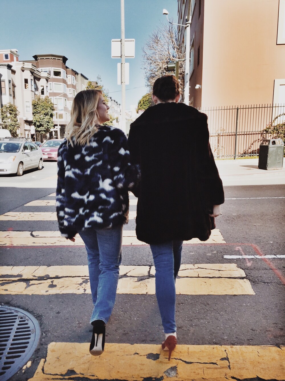 その他のジャケット/アウター、ブラック系のパンプス、ブルー系のデニムパンツを着用したレディースの秋コーディネートの1枚目の写真