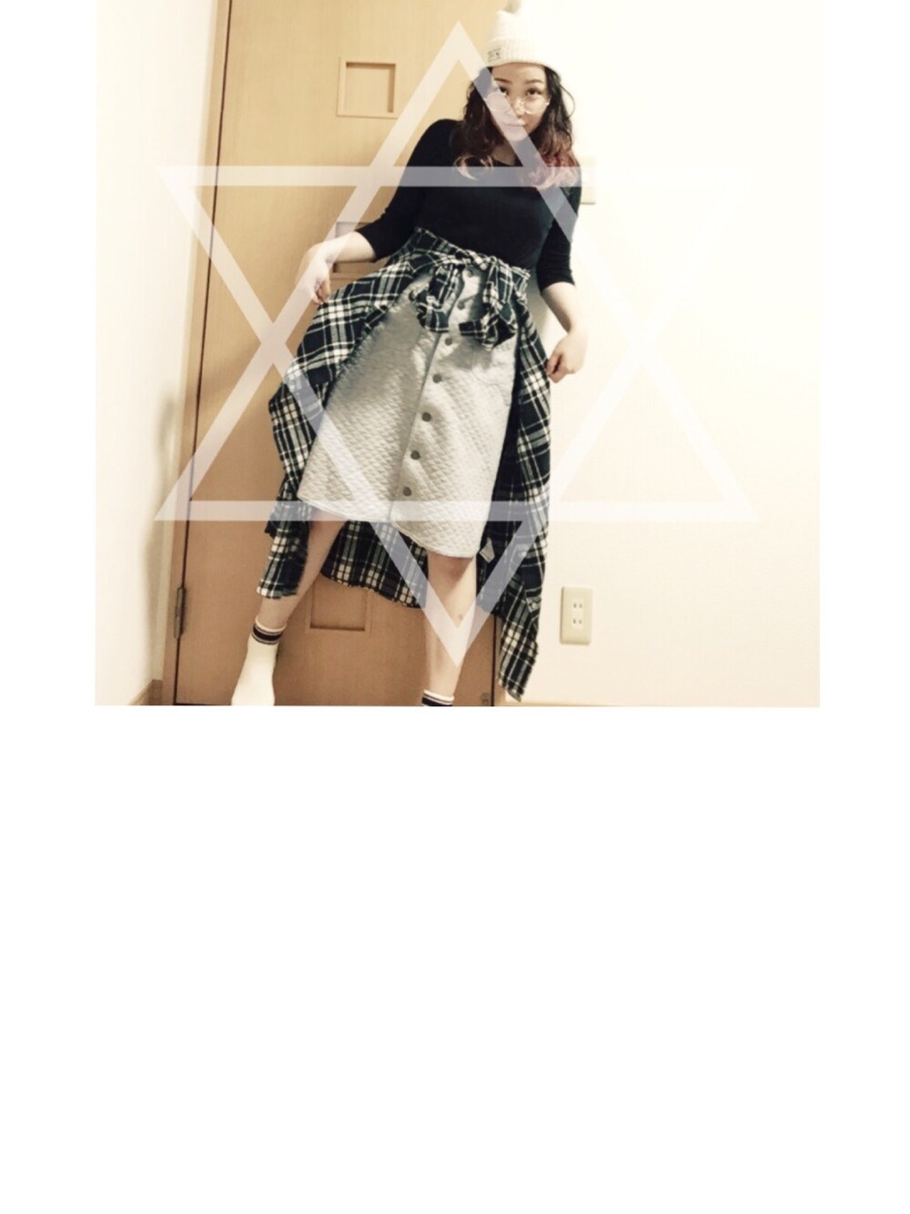ブラック系のTシャツ/カットソー、グリーン系のシャツ/ブラウス、ホワイト系のソックス/靴下を着用したレディースの夏コーディネートの1枚目の写真