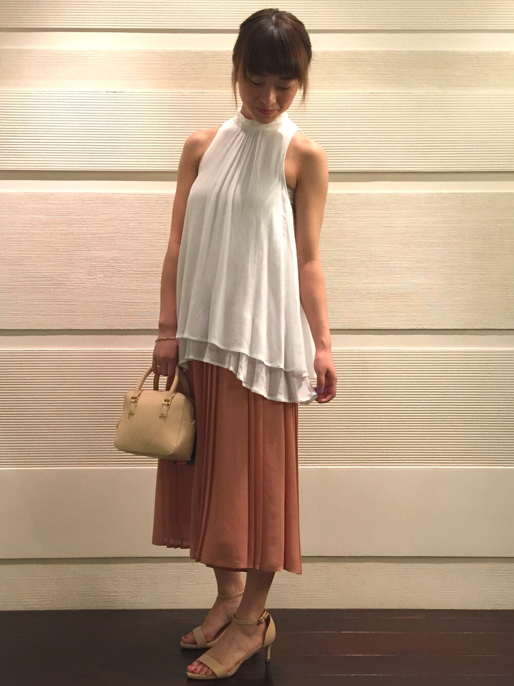 ホワイト系のシャツ/ブラウス、ピンク系のその他パンツ、ベージュ系のサンダルを着用したレディースの夏コーディネートの1枚目の写真