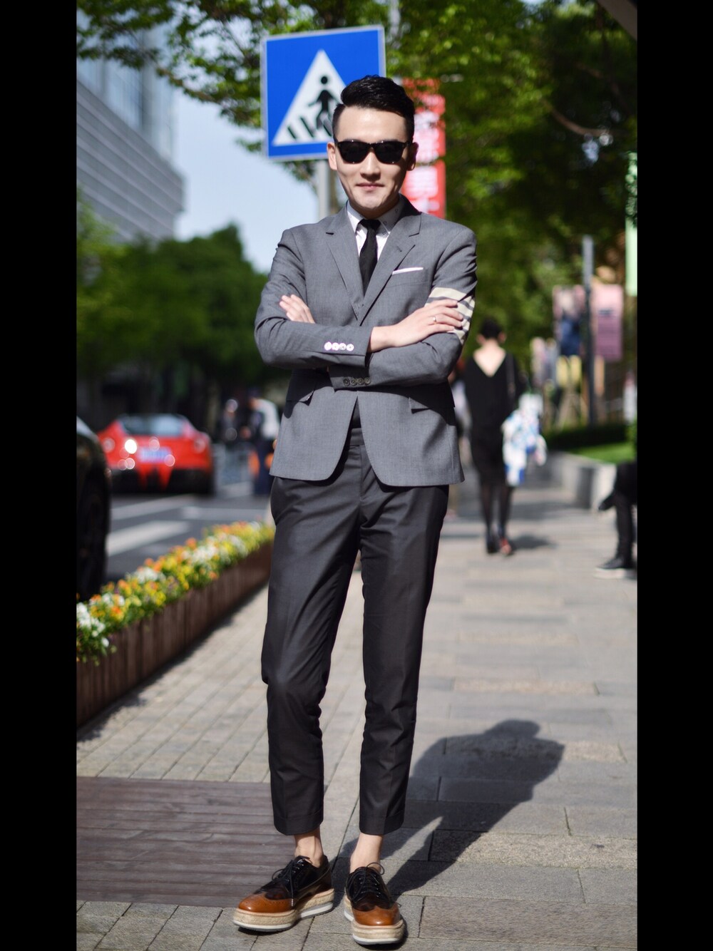 「THOMBROWNE」｜「THOM BROWNEのアイテム（チノパンツ、ブラック系）」を使った、minmin1223さん（メンズ・181cm）の春コーディネートの1枚目の写真