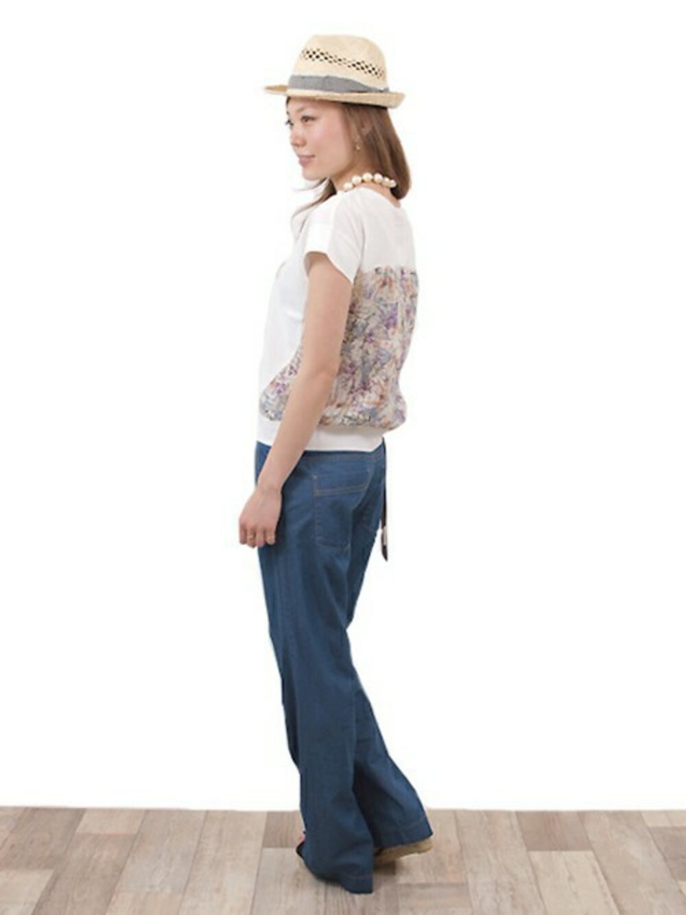 ホワイト系のTシャツ/カットソー、ホワイト系のネックレス、ブルー系のハットを着用したレディースの夏コーディネートの1枚目の写真