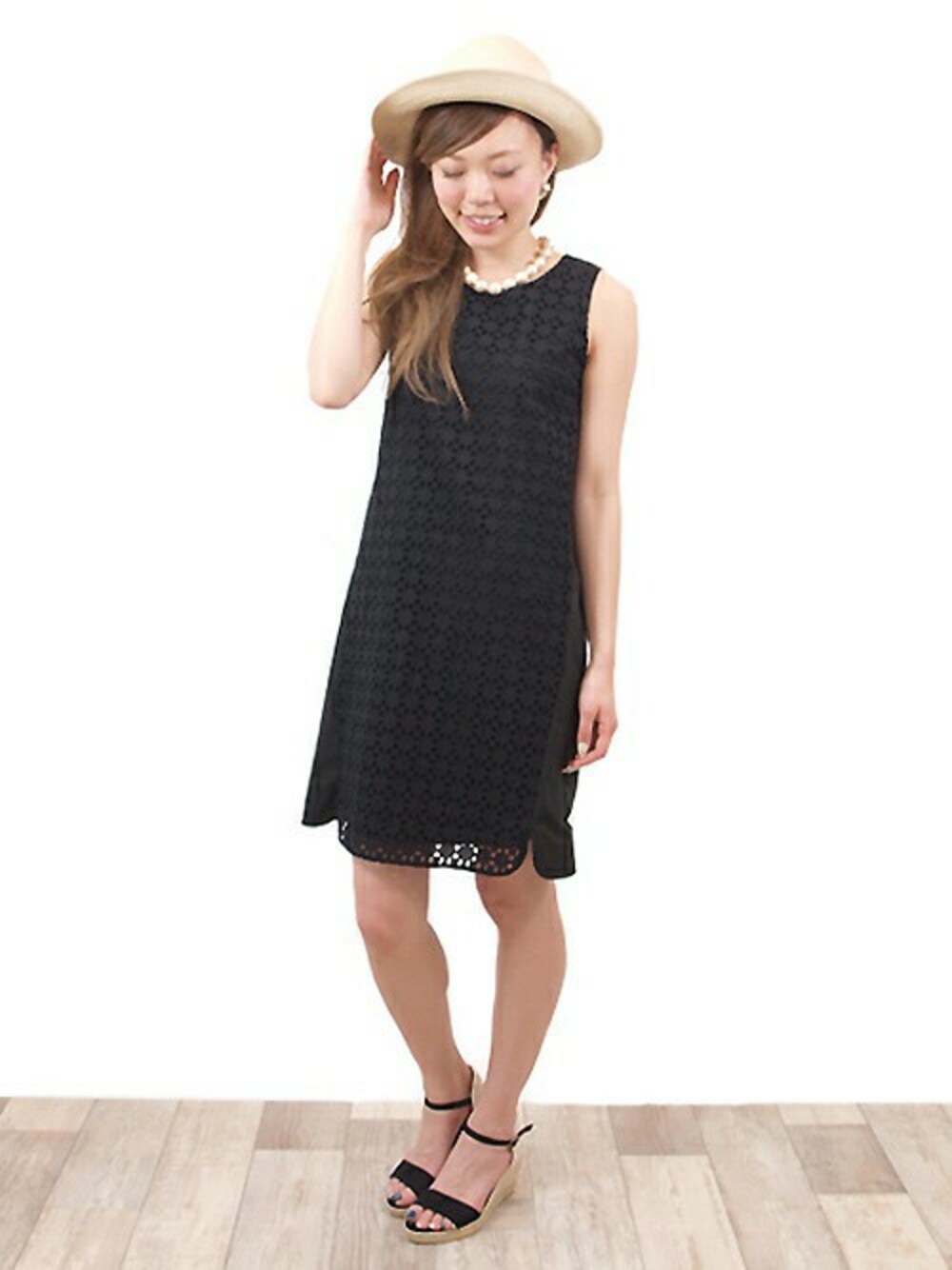 ブラック系のワンピース、ブラック系のサンダル、ホワイト系のネックレスを着用したレディースの夏コーディネートの1枚目の写真