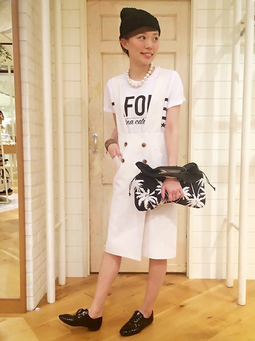 ホワイト系のワンピース、ブラック系のニットキャップ/ビーニー、ホワイト系のネックレスを着用したレディースの春コーディネートの1枚目の写真