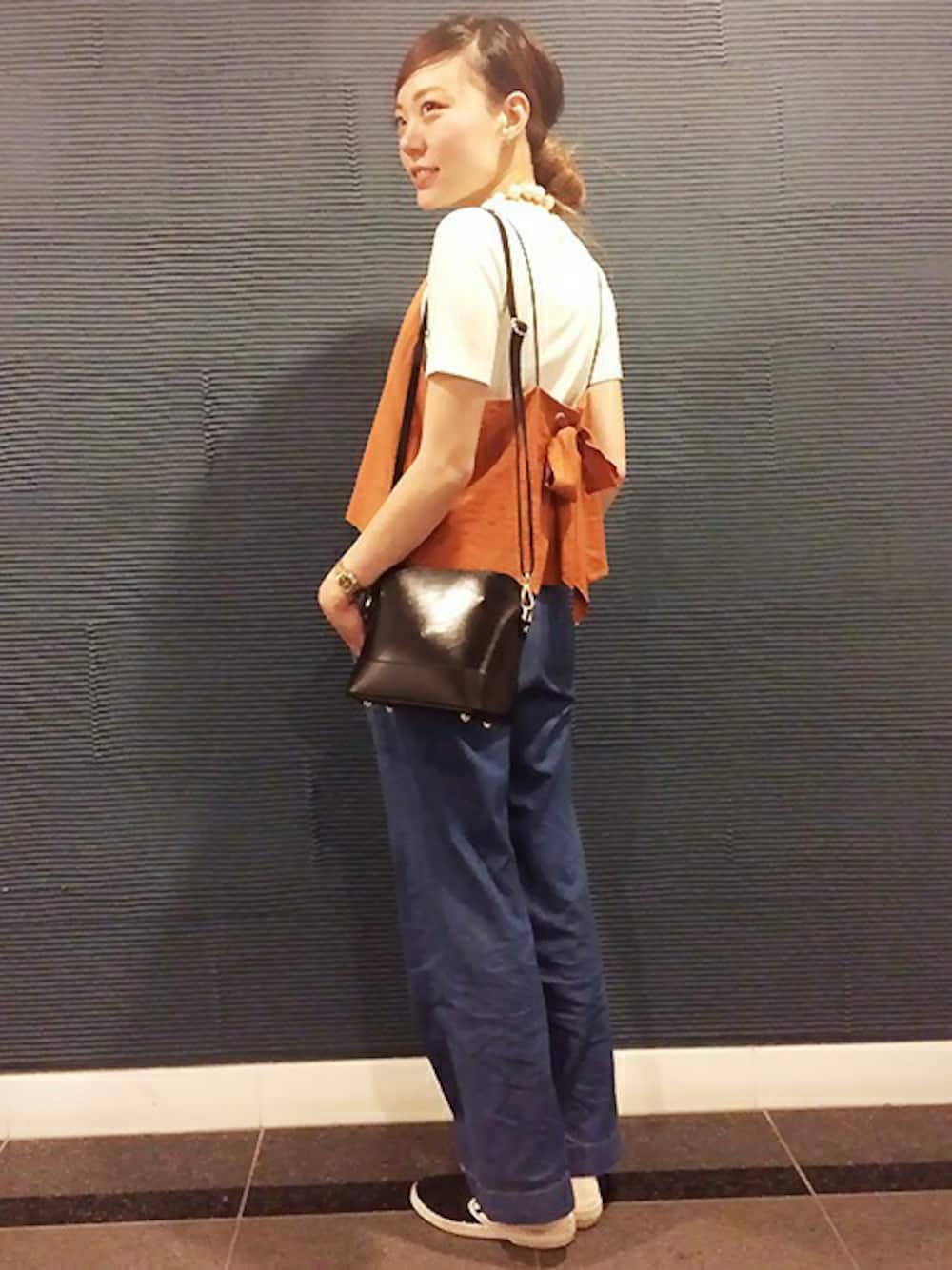 レッド系のキャミソール、レッド系のその他パンツを着用したレディースの春コーディネートの1枚目の写真