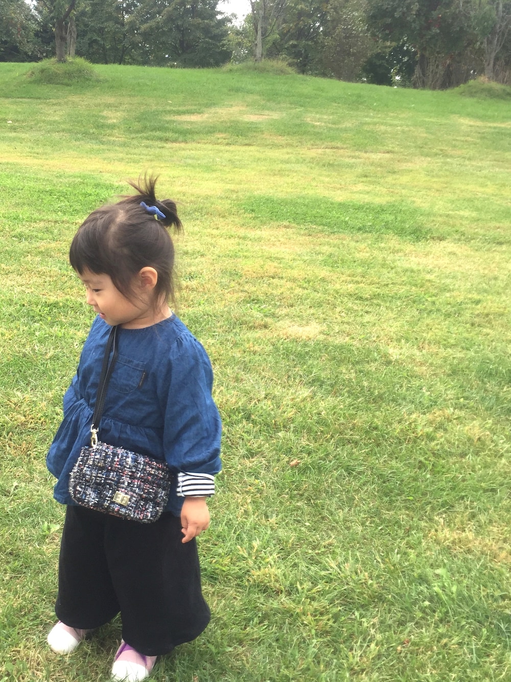 ブルー系のシャツ/ブラウス、その他のショルダーバッグ、ブラック系のその他パンツを着用したキッズの秋コーディネートの1枚目の写真