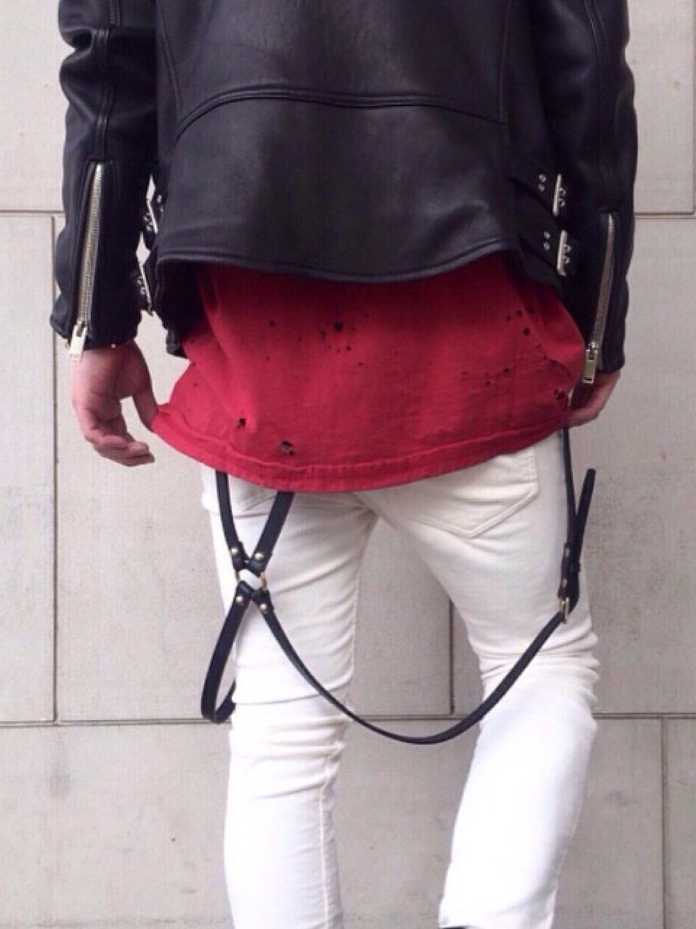 ブラック系のライダースジャケット、ブラック系のアクセサリーを着用したメンズの春コーディネートの1枚目の写真