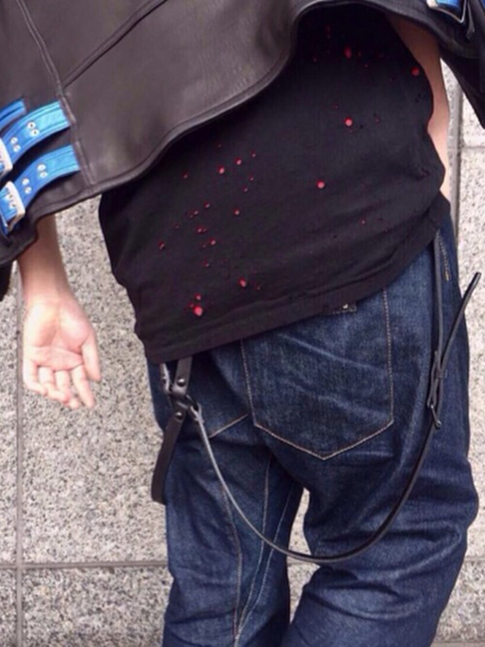 レッド系のシャツ/ブラウス、ブルー系のライダースジャケット、ブラック系のアクセサリーを着用したメンズの春コーディネートの1枚目の写真