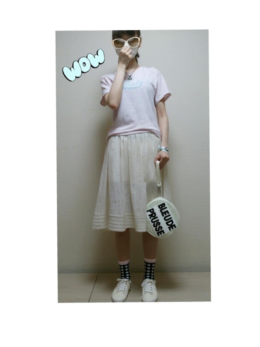 「クラッチバッグ、ギンガムチェック、白い靴、ひざ下スカート」｜「KatieのbabyT（Tシャツ/カットソー、ピンク系）」を使った、kanaさん（レディース・162cm）の夏コーディネートの1枚目の写真