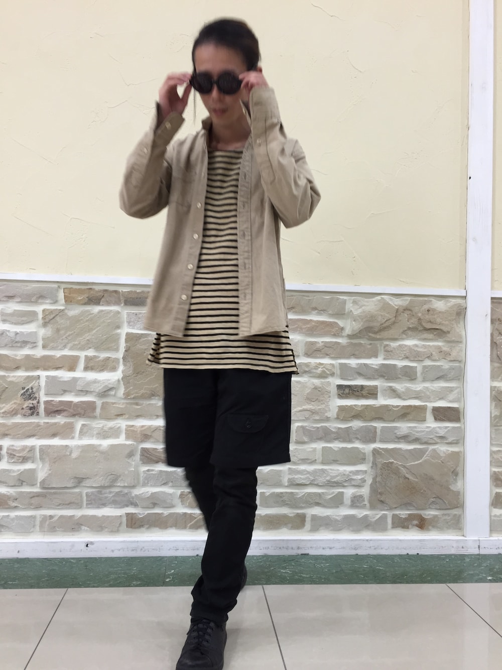 「スリーブラインドマイス、ボーダー、ショートパンツ、スタンスミス」｜「THREE BLIND MICEのアイテム（Tシャツ/カットソー、ベージュ系）」を使った、  t. kanさん（メンズ・165cm）の冬コーディネートの1枚目の写真