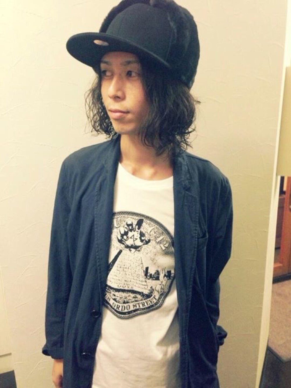 「TEE、ネイビー×ホワイト、スリーブラインドマイス、ショップコート、ミディアムヘア」｜「no brandのアイテム（Tシャツ/カットソー、ホワイト系）」を使った、  t. kanさん（メンズ・166cm）の夏コーディネートの1枚目の写真