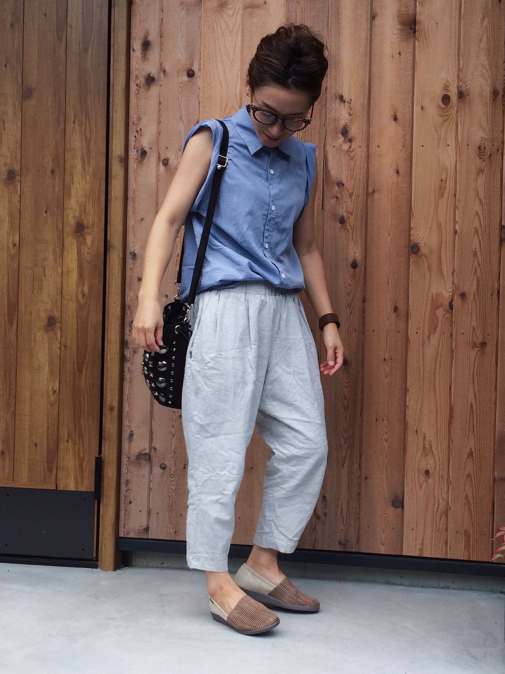 「リネンパンツ、ノースリーブシャツ、めがね、シンプル、シンプルコーデ、ウェリントン、used、スタッズバッグ、ラクチンコーデ」｜「GLOBAL WORKのメガネWomen/555894（メガネ、ブラウン系）」を使った、SAYAKAさん（レディース・147cm）の夏コーディネートの1枚目の写真