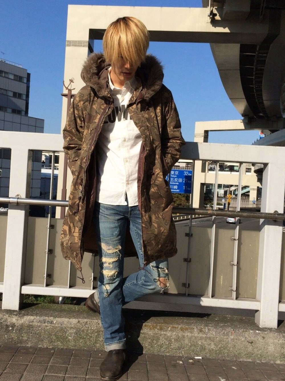 「Hysteric Glamour、カモフラ柄アウター、ダメージデニムパンツ、モッズコート、オーバーサイズ、ミリタリーアウター」｜「HYSTERIC GLAMOURのプリマロフトライナー付コットンナイロン シェルパーカー（ミリタリージャケット、その他）」を使った、akiraさん（メンズ・178cm）の秋コーディネートの1枚目の写真